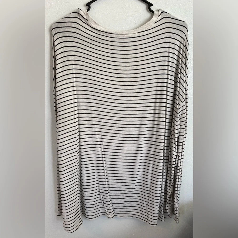 American Eagle • Soft & Sexy • T-Shirt • XL [B21] - Picture 2 of 3
